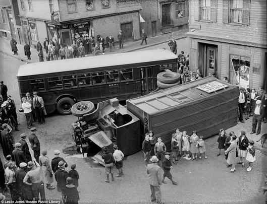Esta foto do mesmo acidente mostra crianças ansiosas ao lado do caminhão, que por pouco não atingiu o prédio - Leslie Jones/Biblioteca Pública de Boston/Divulgação