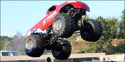 Na categoria Monster Truck, grandes picapes com rodas exageradas fazem manobras ousadas (Fotos: Texto Final/Divulga��o)