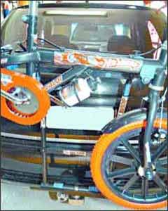 Para evitar multas, a bicicleta não pode encobrir a placa e lanternas traseiras (Beto Magalhaes/EM/D. A Press - 15/2/07) Para evitar multas, a bicicleta não pode encobrir a placa e lanternas traseiras (Beto Magalhaes/EM/D. A Press - 15/2/07)