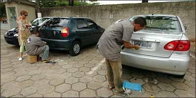 Procedimento de colocação das placas e selagem é rápido e pode ser acompanhado pelo dono do veículo (Beto Novaes/EM/D.A Press - 5/12/05) Procedimento de colocação das placas e selagem é rápido e pode ser acompanhado pelo dono do veículo (Beto Novaes/EM/D.A Press - 5/12/05)