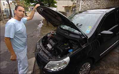 Quando Luís Antônio levou seu carro para a revisão foi informado que o motor precisaria ser trocado (Renato Weil/EM/D.A Press) Quando Luís Antônio levou seu carro para a revisão foi informado que o motor precisaria ser trocado (Renato Weil/EM/D.A Press)