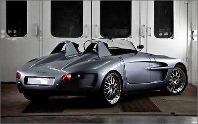 As formas remetem aos roadster puristas das décadas de 50 e 60 As formas remetem aos roadster puristas das décadas de 50 e 60