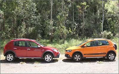 Ambos optam por uma decoração com adesivos estilizados, com destaque para a tatuagem do Stepway na coluna traseira Ambos optam por uma decoração com adesivos estilizados, com destaque para a tatuagem do Stepway na coluna traseira