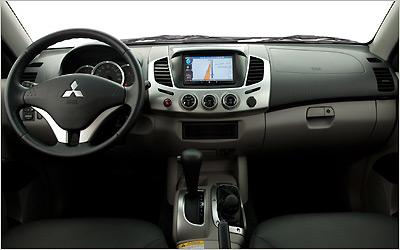 O GPS integra um sistema multimídia no interior da picape O GPS integra um sistema multimídia no interior da picape