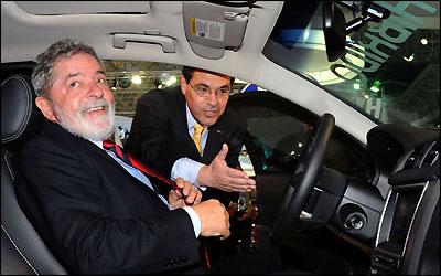 Lula conhece o interior do Ford Fusion Híbrido que servirá à presidência Lula conhece o interior do Ford Fusion Híbrido que servirá à presidência