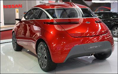 Rodas de alum�nio aro 17 polegadas, com pneus 205/45, ficam nas extremidades da carroceria, como no primeiro Ka de 1996