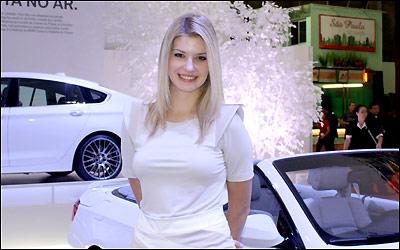 Modelos mant�m a pose mesmo ap�s 14 dias trabalhando no Sal�o do Autom�vel
