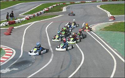 Até 27 pilotos podem competir por bateria, que dura 30 minutos (Webkart/Divulgação) Até 27 pilotos podem competir por bateria, que dura 30 minutos (Webkart/Divulgação)