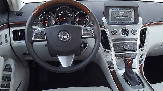 O motivo do recall é o sistema de airbags do luxuoso modelo