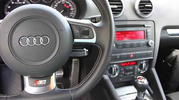 Interior requintado inclui volante esportivo de base achatada