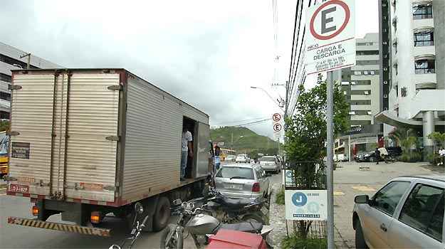 Veículo deve estacionar durante o tempo estritamente necessário à operação (Juarez Rodrigues/EM/DA PRESS) Veículo deve estacionar durante o tempo estritamente necessário à operação (Juarez Rodrigues/EM/DA PRESS)
