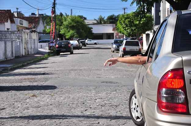 Gesto de braço alerta outros motoristas para a parada do veículo (Alessandro Assunção/ON/D.A Press)