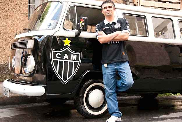 Rodrigo diz que a GaloKombi est� 'tinindo' e que leva at� nove pessoas sem nenhum problema aos jogos do Atl�tico (Divulga��o)