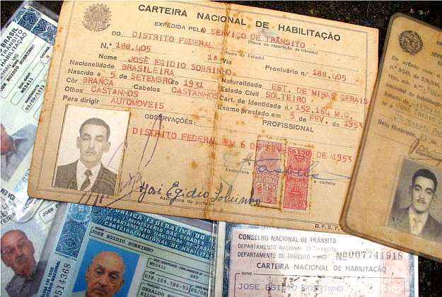 A primeira carteira de habilitação e as outras que vieram com as consequentes renovações fazem parte de um acervo do aposentado (Paulo Henrique Vivas/EM/D.A Press)