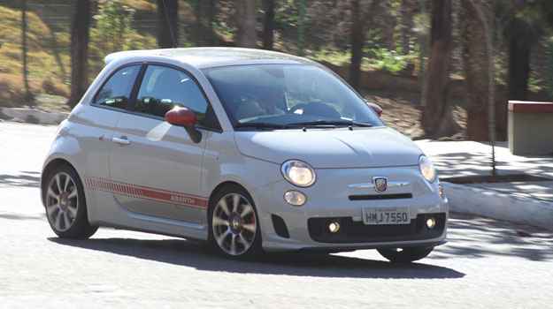Suspensão endurecida e pneus de perfil baixo deixam carro grudado no chão (Marlos Ney Vidal/EM/DA Press) Suspensão endurecida e pneus de perfil baixo deixam carro grudado no chão (Marlos Ney Vidal/EM/DA Press)