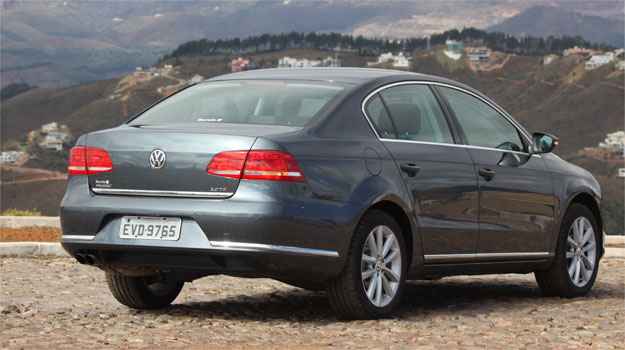 O Volkswagen Passat 2.0 TSI tem preço sugerido de R$ 106.700. Com todos os opcionais chega a R$
138.262. (Marlos Ney Vidal/EM/D.A Press) O Volkswagen Passat 2.0 TSI tem preço sugerido de R$ 106.700. Com todos os opcionais chega a R$
138.262. (Marlos Ney Vidal/EM/D.A Press)