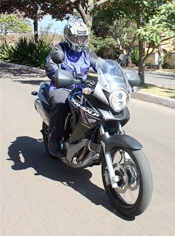 O farol arredondado, como nas motos dos anos 1970, é destaque no visual
(Marlos Ney Vidal/EM/D.A Press) O farol arredondado, como nas motos dos anos 1970, é destaque no visual
(Marlos Ney Vidal/EM/D.A Press)