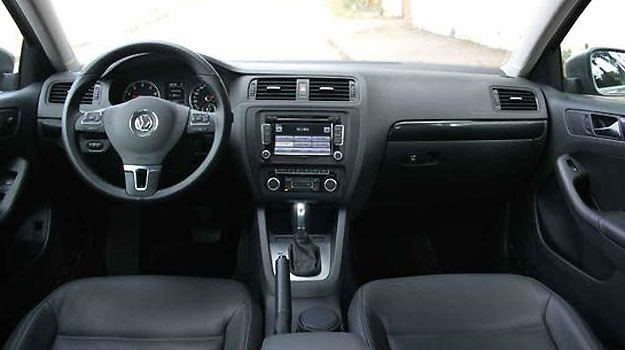 Volante do Jetta agrupa muitos comandos e tela do rádio é sensível ao toque (Marlos Ney Vidal/EM/DA Press) Volante do Jetta agrupa muitos comandos e tela do rádio é sensível ao toque (Marlos Ney Vidal/EM/DA Press)