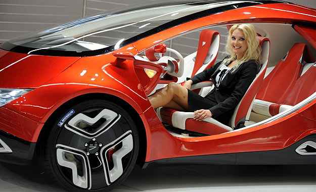 Modelo posa em carro conceito da marca russa Yo (AFP PHOTO / ARNE DEDERT ) Modelo posa em carro conceito da marca russa Yo (AFP PHOTO / ARNE DEDERT )