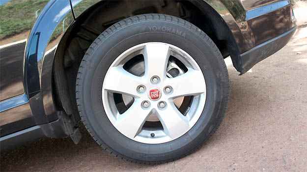 Rodas de liga leve aro 17 polegadas calçadas com pneus 225/65 Rodas de liga leve aro 17 polegadas calçadas com pneus 225/65