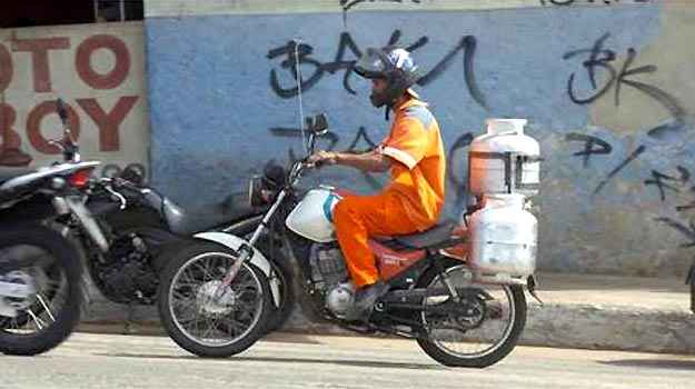 O problema n�o est� no risco de explos�o, mas no fato de o botij�o se soltar da motocicleta  (Jackson Romanelli/EM/D.A PRESS)