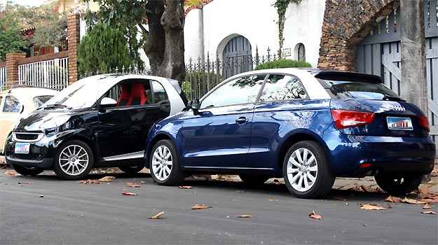 Em alguns locais, a propriet�ria do Smart o estaciona como se fosse uma motocicleta (Marcello Oliveira/EM/D.A PRESS)