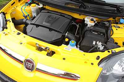Motor 1.6 é de bom tamanho e carro chega aos 100km/h em cerca de 10 segundos (Marlos Ney Vidal/EM/D.A Press) Motor 1.6 é de bom tamanho e carro chega aos 100km/h em cerca de 10 segundos (Marlos Ney Vidal/EM/D.A Press)