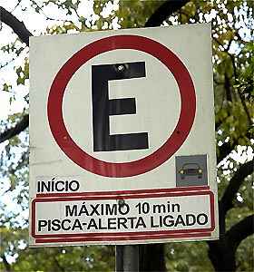 Placas de sinaliza��o indicam tempo m�ximo de uso do dispositivo (Jair Amaral/EM/D.A PRESS)