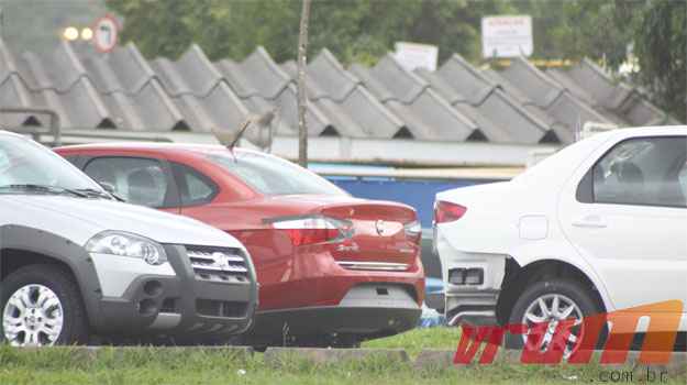 ... assim como outros detalhes da carroceria, que tem lanternas maiores e traseira bem elevada (Marlos Ney Vidal/EM/D.A Press)