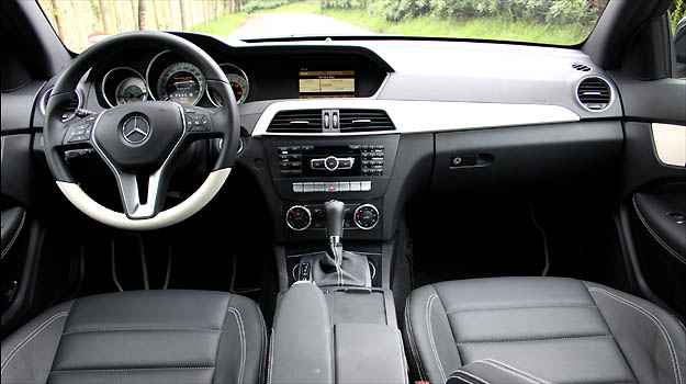 Volante tem boa pega e acabamento interno mant�m padr�o Mercedes 