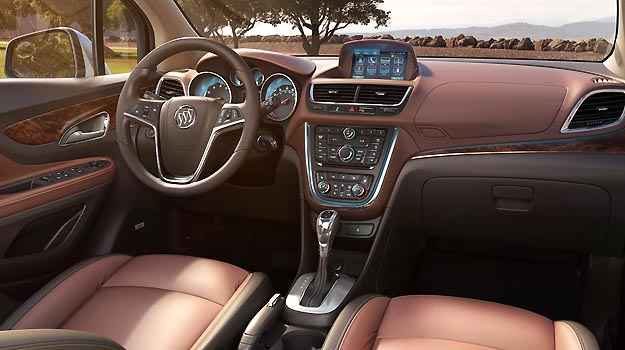 Interior recebeu materiais nobres, com couro em dois tons e apliques em madeira (Buick/Divulgação)