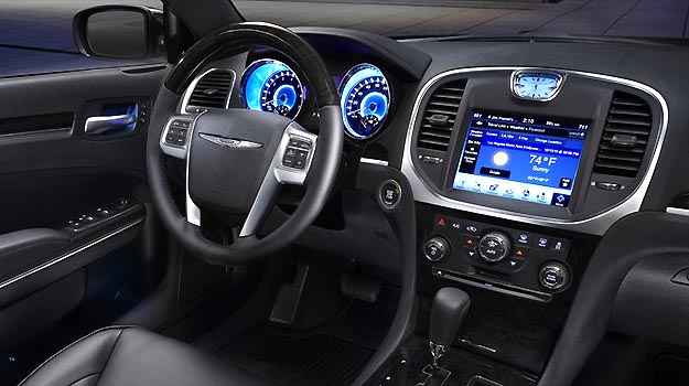 Tela multifuncional de 8,4 polegadas integra computador de bordo, GPS e sistema de audio