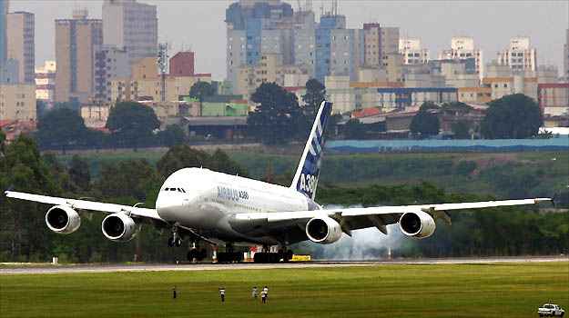 De envergadura, o A380 possui 79,8 metros (ALEX SILVA/AGENCIA ESTADO/AE) De envergadura, o A380 possui 79,8 metros (ALEX SILVA/AGENCIA ESTADO/AE)