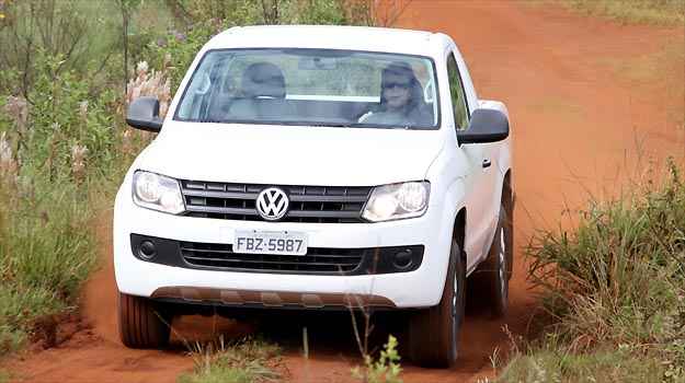 A caminhonete da Volks se dá bem em todos os tipos de terreno e o visual imponente chama a atenção A caminhonete da Volks se dá bem em todos os tipos de terreno e o visual imponente chama a atenção