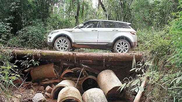 Visão lateral reforça a beleza do Evoque, que tem linha de cintura elevada (Pedro Cerqueira/EMDAPress) Visão lateral reforça a beleza do Evoque, que tem linha de cintura elevada (Pedro Cerqueira/EMDAPress)