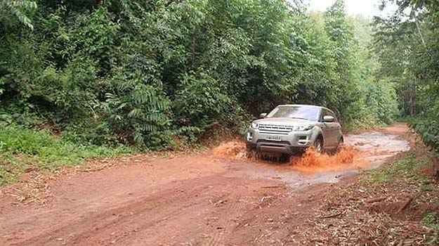 Um legítimo Land Rover não decepciona em terrenos acidentados (Pedro Cerqueira/EMDAPress) Um legítimo Land Rover não decepciona em terrenos acidentados (Pedro Cerqueira/EMDAPress)