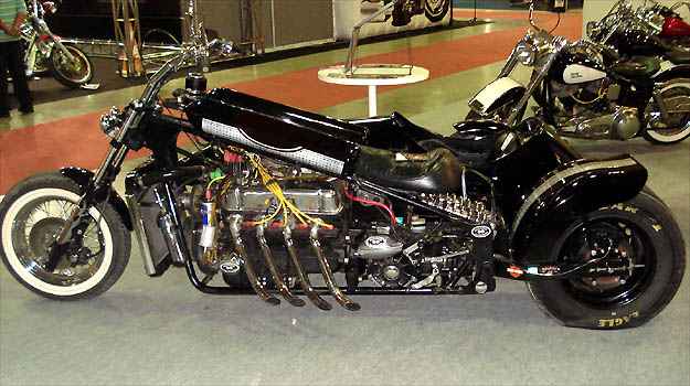 Com motor V8 do Maverick, a moto artesanal tem 250cv e sidecar (Fotos: Téo Mascarenhas/EM/D.A PRESS)
