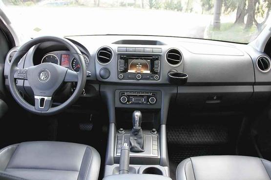 Motorista conta com conforto de automóvel no interior da picape, que tem vários comandos no volante