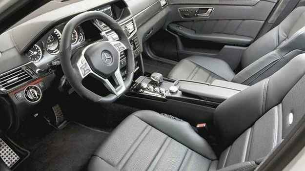 Interior não é esportivo, mas traz volante de base achatada diferenciado (Mercedes-Benz/Divulgação)