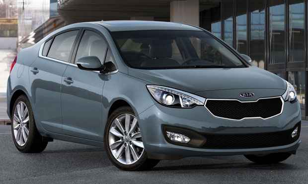 Farol em formato geométrico irregular tem fileiras de LED's e a grade frontal é contornada por moldura (Projecao Joao Kleber Amaral/Esp.)