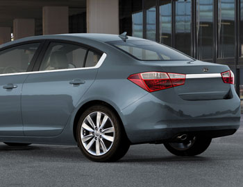 Lanterna é delineada por um vinco que vai aos para-choques e a linha de cintura é ascendente (Projecao Joao Kleber Amaral/Esp.)