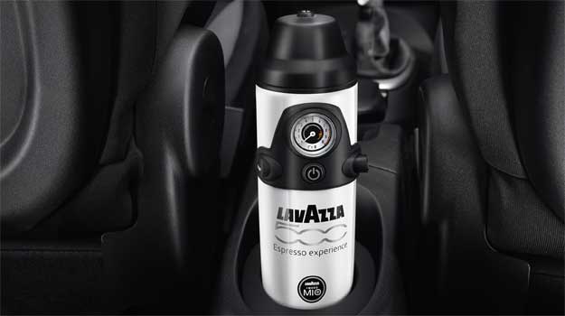 Máquina de café está perfeitamente integrada no console (Fiat/Divulgação) Máquina de café está perfeitamente integrada no console (Fiat/Divulgação)