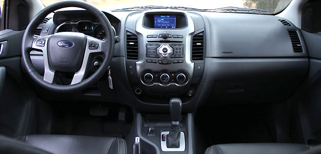 Painel projetado para frente facilita o acesso aos comandos Painel projetado para frente facilita o acesso aos comandos