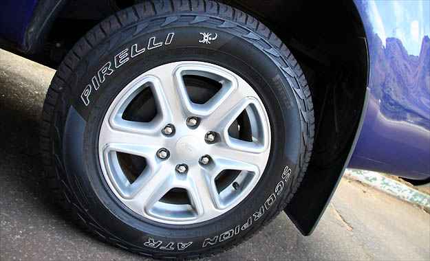 Rodas de liga leve aro 17 polegadas com pneus de medida 265/65 Rodas de liga leve aro 17 polegadas com pneus de medida 265/65