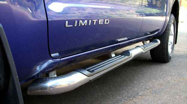 Estribo tubular com piso emborrachado facilita acesso à cabine Estribo tubular com piso emborrachado facilita acesso à cabine