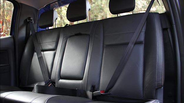 Banco traseiro tem encosto muito reto e cinto central abdominal Banco traseiro tem encosto muito reto e cinto central abdominal