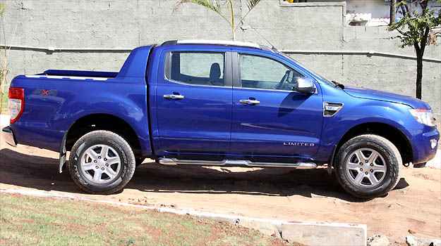 Para-brisa com acentuada inclinação e retrovisores de bom tamanho Para-brisa com acentuada inclinação e retrovisores de bom tamanho