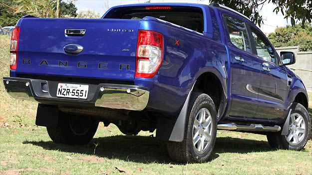 Detalhes cromados e lanternas verticais contribuem para o estilo moderno da picape média da Ford Detalhes cromados e lanternas verticais contribuem para o estilo moderno da picape média da Ford