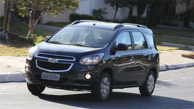 Opiniões divergentes sobre as linhas da carroceria e a grade bipartida com gravata dourada (Marlos Ney Vidal/EM/D.A Press) Opiniões divergentes sobre as linhas da carroceria e a grade bipartida com gravata dourada (Marlos Ney Vidal/EM/D.A Press)