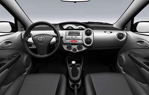 Painel no centro permite volante na direita ou na esquerda (Toyota Divulgação)